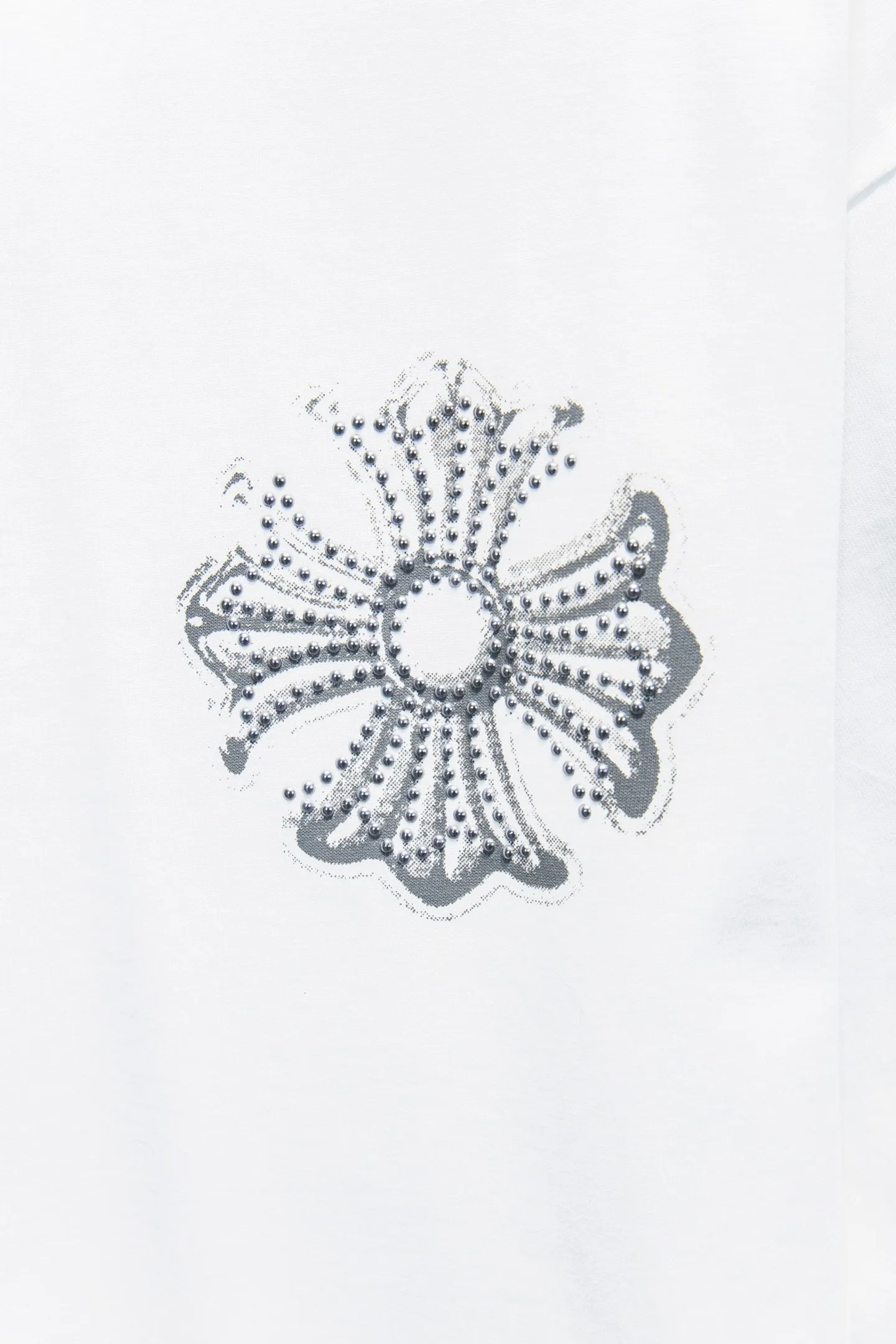P190 🆕Chrome hearts 25ss os version is really charming and Chrome Hearts is really a must-have. Each season's new version is made to the extreme. It is very practical and can be worn casually. Nice✔️ - ⚠️100% cotton. It is made of 32-count double yarn, 260-gram weight fabric and imported knitted needle carded cotton. It has moderate thickness, drape and contour, and the upper body is comfortable! ! It is very tolerant to fat body types and can instantly lose five pounds after wearing it!  Specially ordered many Austrian hot diamonds, which have the bling bling effect of natural crystals under the light, with multi-faceted reflective points, and the production cost is extremely high. The laser molding includes a computer engraving machine and a laser machine, which are accurate in units of particles. Finally, it is hot and set at high temperature. After the hot ironing, the firmness needs to be tested repeatedly on the hot stamping. It can show colorful reflections under the light. The collar webbing extends to the shoulder for reinforcement, and the stitching at the connection point. The hem and cuffs are all made of 0.2mm stitch double-thread stitching. They are carefully produced at a high cost. The attitude of making goods with a magnifying glass restores the quality and effect of the product. The full set of customized accessories only presents every detail to the customer. Printing with film printing, 50,000 positioning, which is very time-consuming. The addition of handmade elements to the body greatly increases the interest of the clothing; unique visual effects. After special treatment, a unique effect is formed. An irregular hem is added to the version. This year's Kroxin is the main version. In the past two years, the oversize version has become the focus of the trend and has been a popular staple in the past two years. The change of designers has made this brand an instant hit. The progressive fashion of the times also needs the blood impact of fresh elements and trendy designs in order to continue its glory! It’s stylish both inside and outside, a must-have for high street travel! An absolute "eye-catching style" that can match couples 💏 Color: washed black and white Size: S M L XL